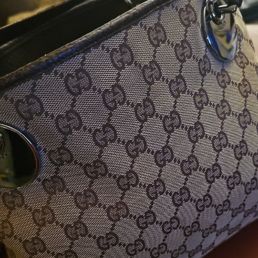 Gucci Shoulder Bag with Iconic Pattern